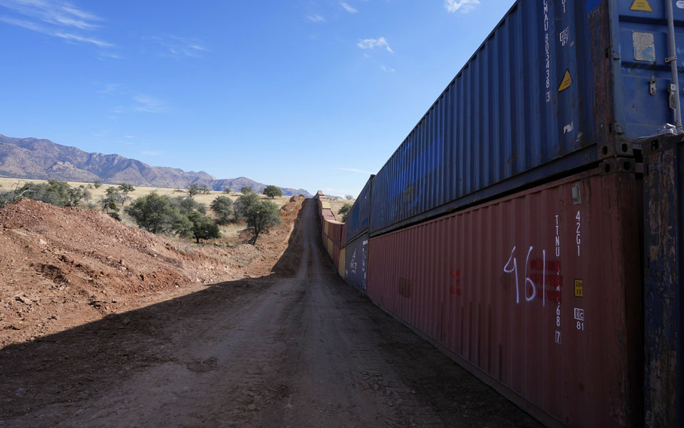 ηπα-η-αριζόνα-κατεδαφίζει-το-τείχος-απ-562198591