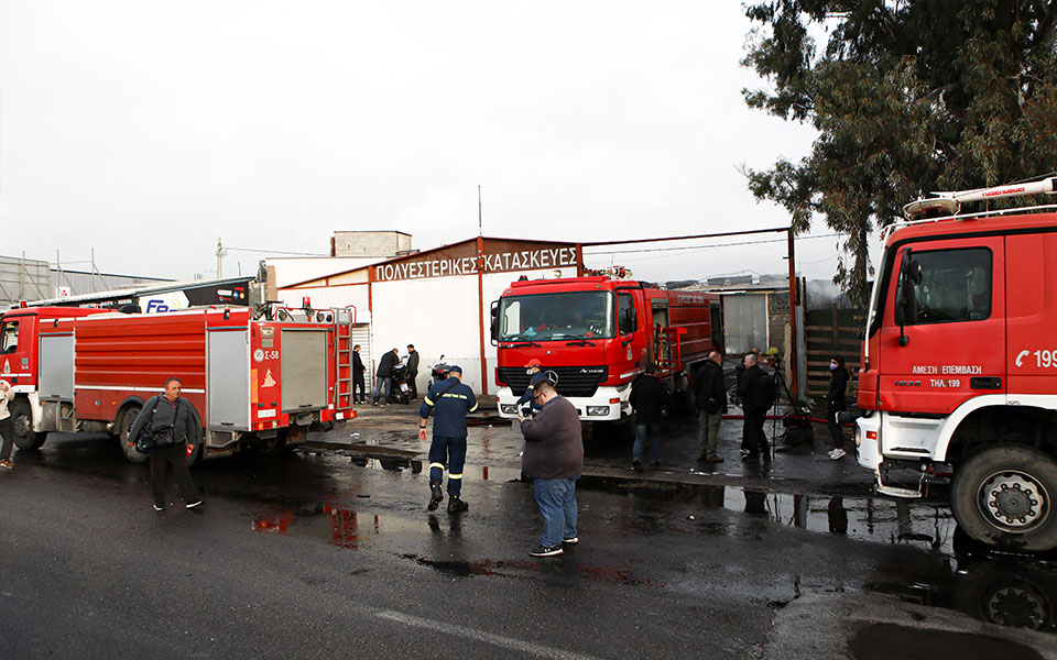 Υπό μερικό έλεγχο η φωτιά σε εργοστάσιο στον Ασπρόπυργο – Μήνυμα από το 112 (εικόνες)-1