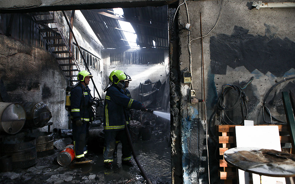υπό-μερικό-έλεγχο-η-φωτιά-σε-εργοστάσι-562178017