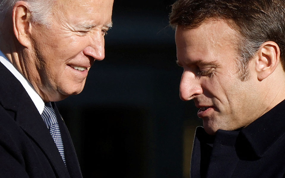 Μπάιντεν – Μακρόν: Η Ρωσία να καταστεί υπόλογη για τις θηριωδίες στην Ουκρανία-1