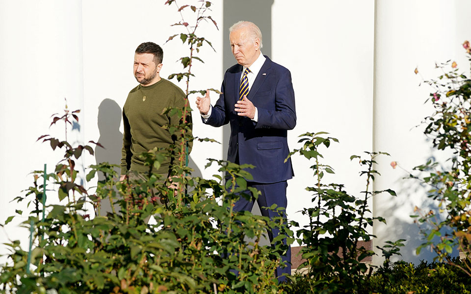 Μπάιντεν σε Ζελένσκι: Θα σταθούμε στο πλευρό σας για όσο χρειαστεί-8