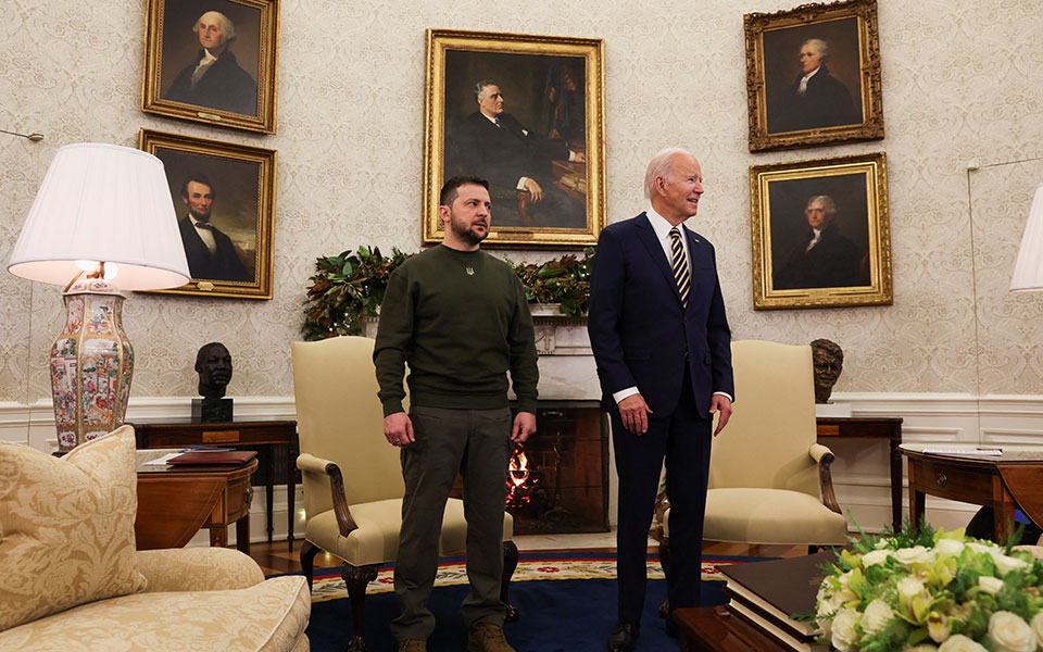 Μπάιντεν σε Ζελένσκι: Θα σταθούμε στο πλευρό σας για όσο χρειαστεί-5