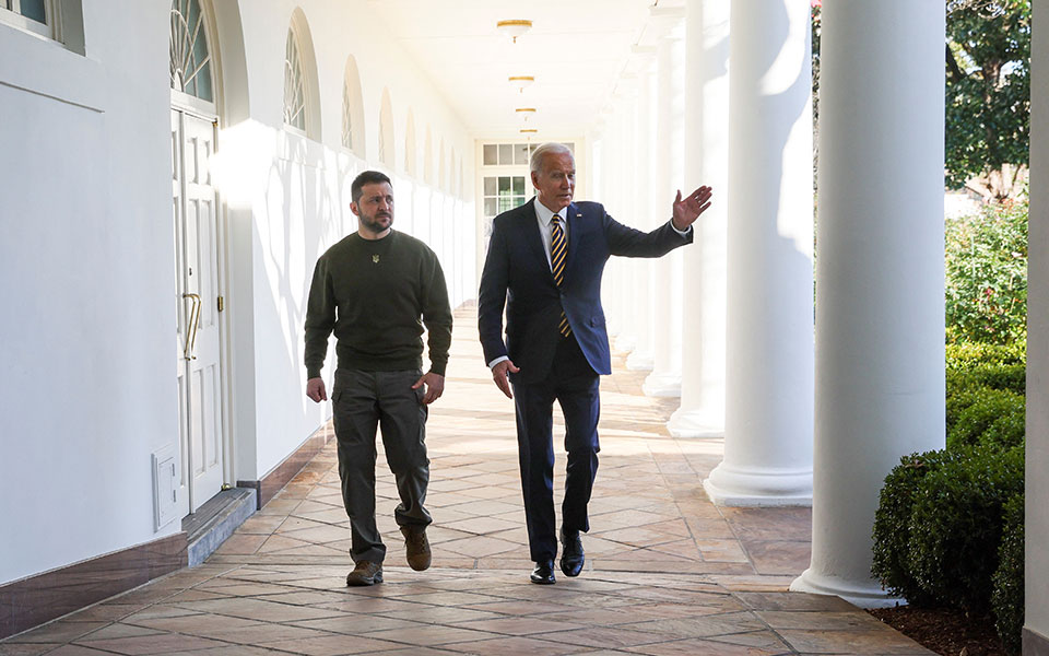 Μπάιντεν σε Ζελένσκι: Θα σταθούμε στο πλευρό σας για όσο χρειαστεί-9