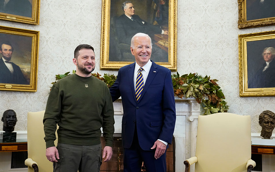 Μπάιντεν σε Ζελένσκι: Θα σταθούμε στο πλευρό σας για όσο χρειαστεί-4