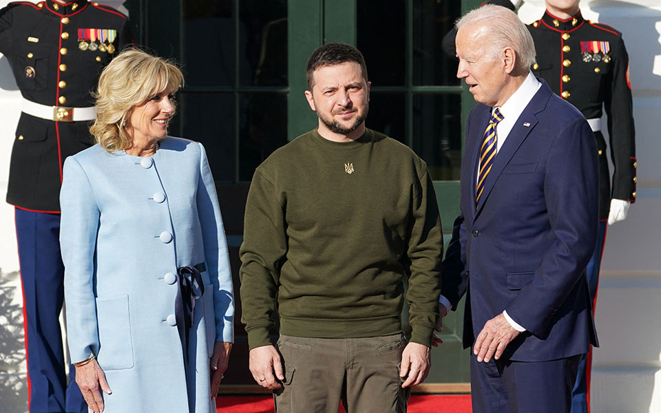 Μπάιντεν σε Ζελένσκι: Θα σταθούμε στο πλευρό σας για όσο χρειαστεί-11