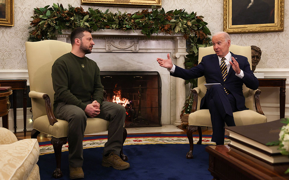 Μπάιντεν σε Ζελένσκι: Θα σταθούμε στο πλευρό σας για όσο χρειαστεί-6