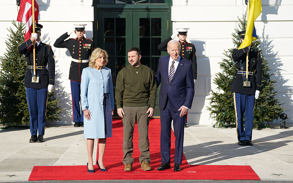 Μπάιντεν σε Ζελένσκι: Θα σταθούμε στο πλευρό σας για όσο χρειαστεί-12