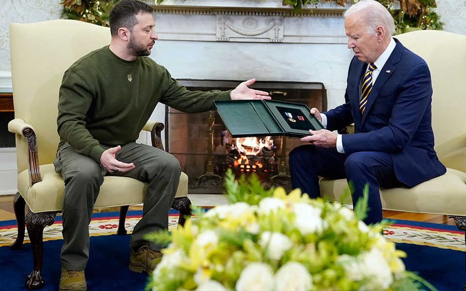 Μπάιντεν σε Ζελένσκι: Θα σταθούμε στο πλευρό σας για όσο χρειαστεί-3