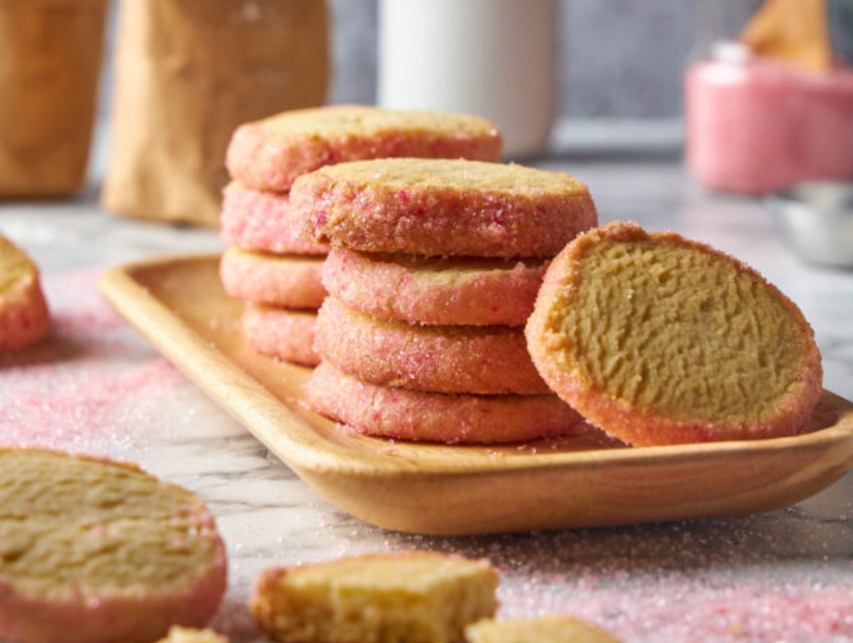 μπισκότα-βουτύρου-με-ροζ-ζάχαρη-και-μό-562206268