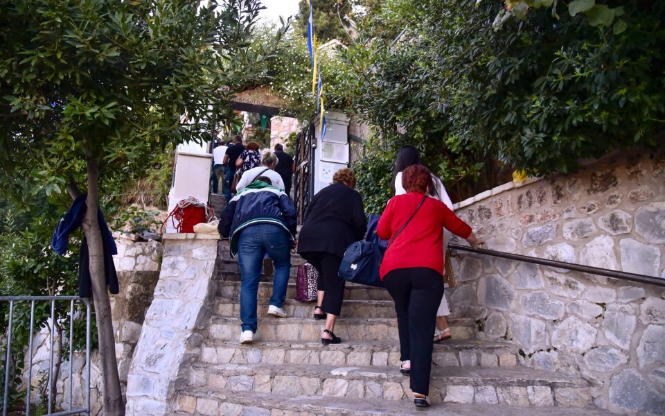 άγιοι-ισίδωροι-νέος-ιερέας-στον-ναό-το-562164535