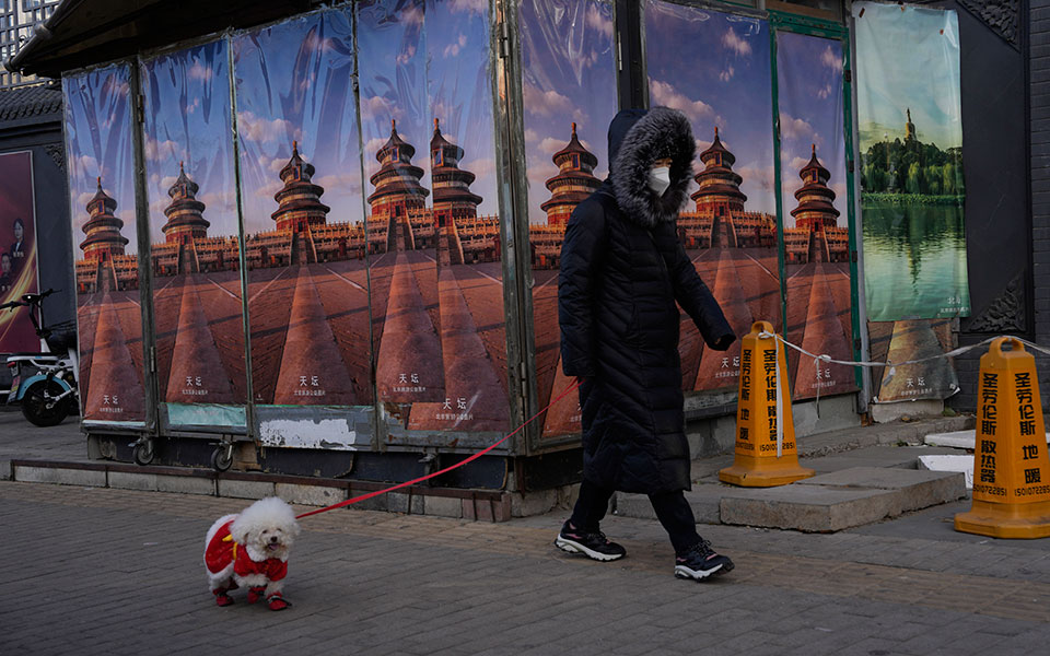 κορωνοϊός-οι-κινέζοι-αντιδρούν-με-ενθ-562202944