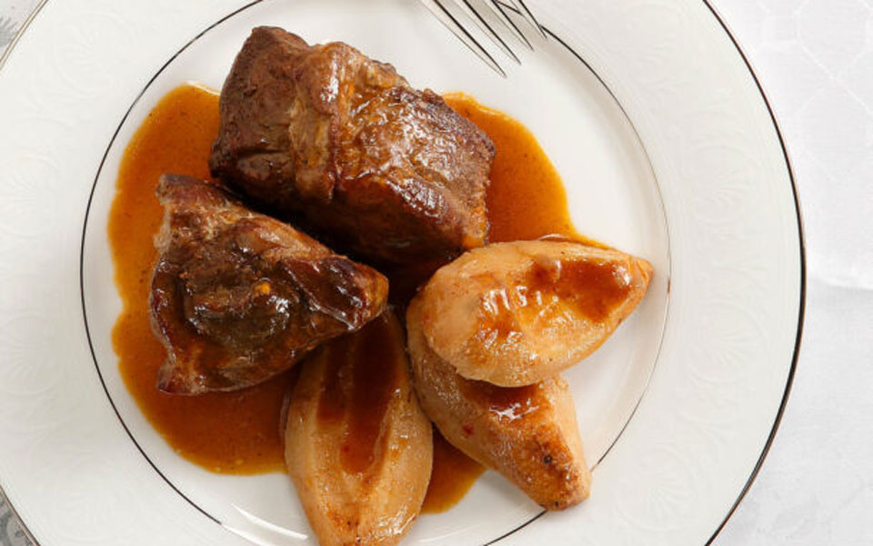 γιορτινό-χοιρινό-με-κυδώνια-από-το-πήλ-562201282