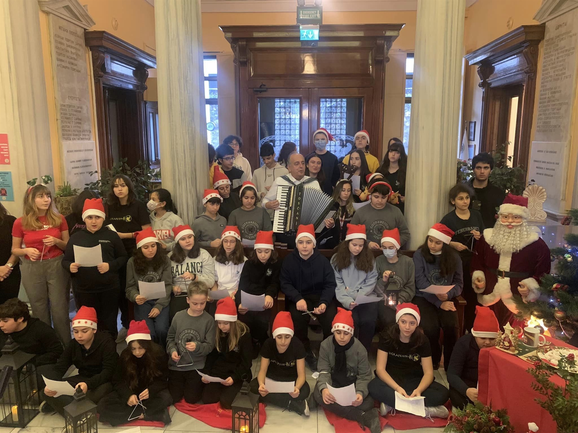 Oι απανταχού Ελληνες ετοιμάζονται να υποδεχθούν το πνεύμα των Χριστουγέννων-1