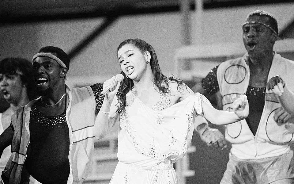 αϊρίν-κάρα-η-αλησμόνητη-φωνή-της-δεκαε-562169422