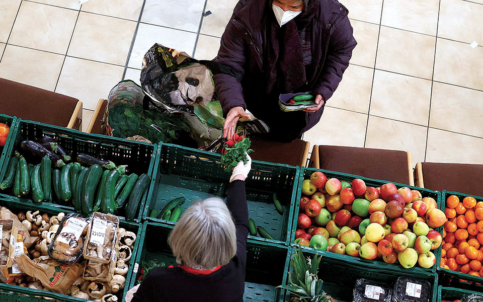ουρές-γερμανών-στις-τράπεζες-τροφίμω-562169191