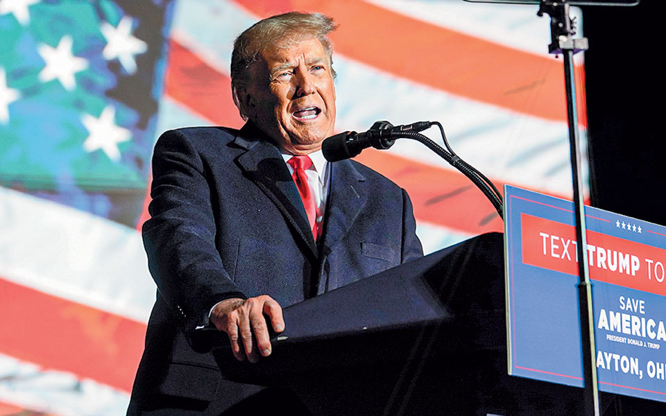 όλο-και-πιο-ακραίος-ο-τραμπ-562169218