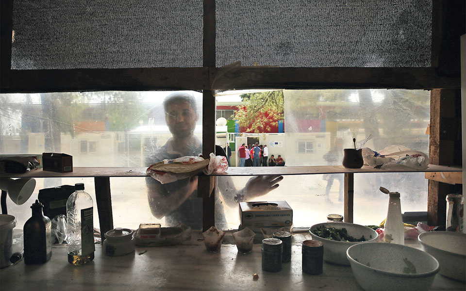 οι-πρόσφυγες-παραμένουν-εκτός-αγοράς-562176127