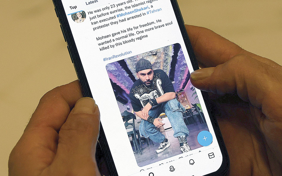 ιράν-με-κυνηγετικά-όπλα-κατά-γυναικών-562177849