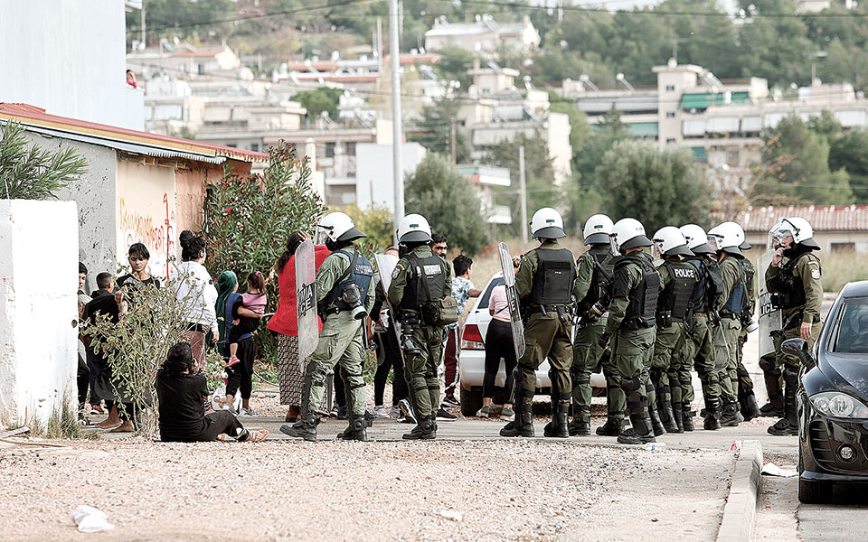 Ένταση σε καταυλισμούς Ρομά – Αστυνομική επιχείρηση στη δυτική Αττική-1