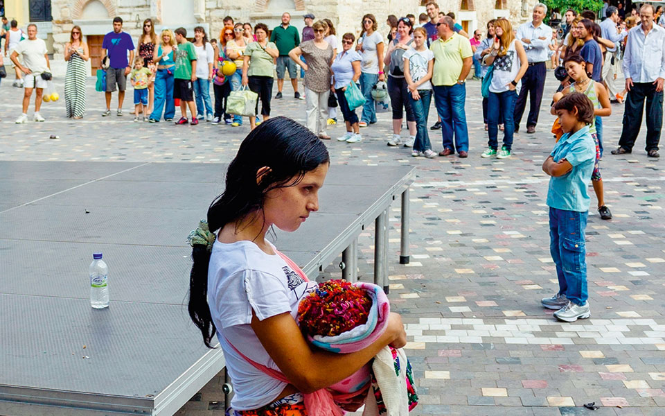 ρομά-έλληνες-πολίτες-στη-σκιά-του-κράτ-562196572