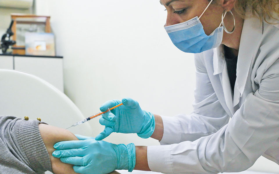 καμπανάκι-για-γιορτές-με-κοκτέιλ-ιώ-562196347