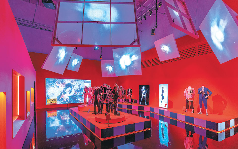 σερφάροντας-στον-πολιτισμό-της-κορ-562209331