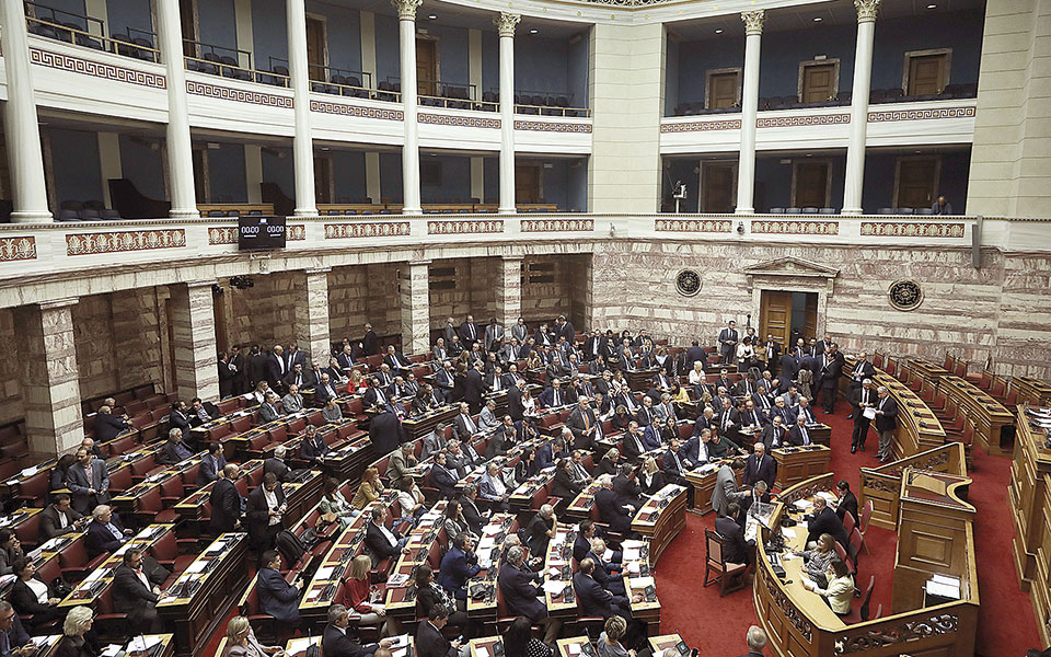 στο-κόκκινο-μέχρι-τις-κάλπες-η-βουλή-562209034