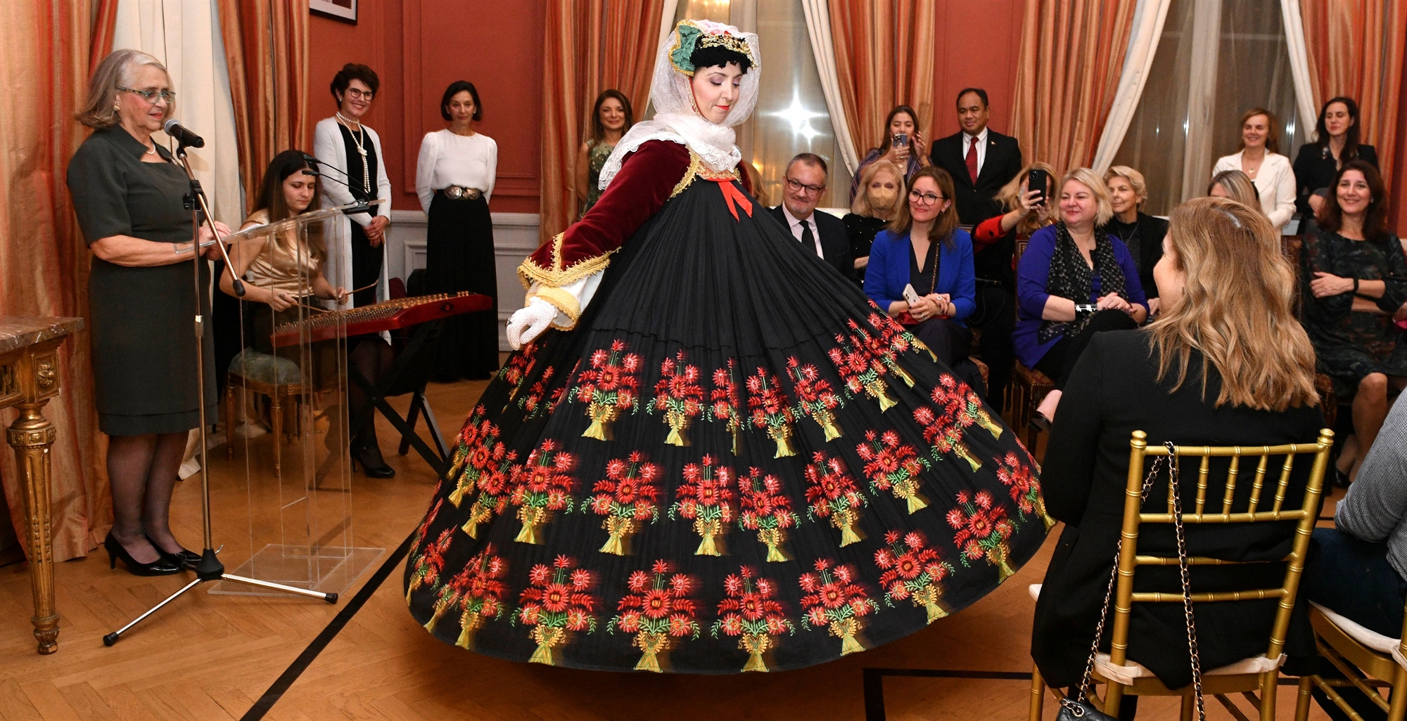 Ντεφιλέ με παραδοσιακές ενδυμασίες από το Λύκειο των Ελληνίδων στη γαλλική πρεσβεία-2