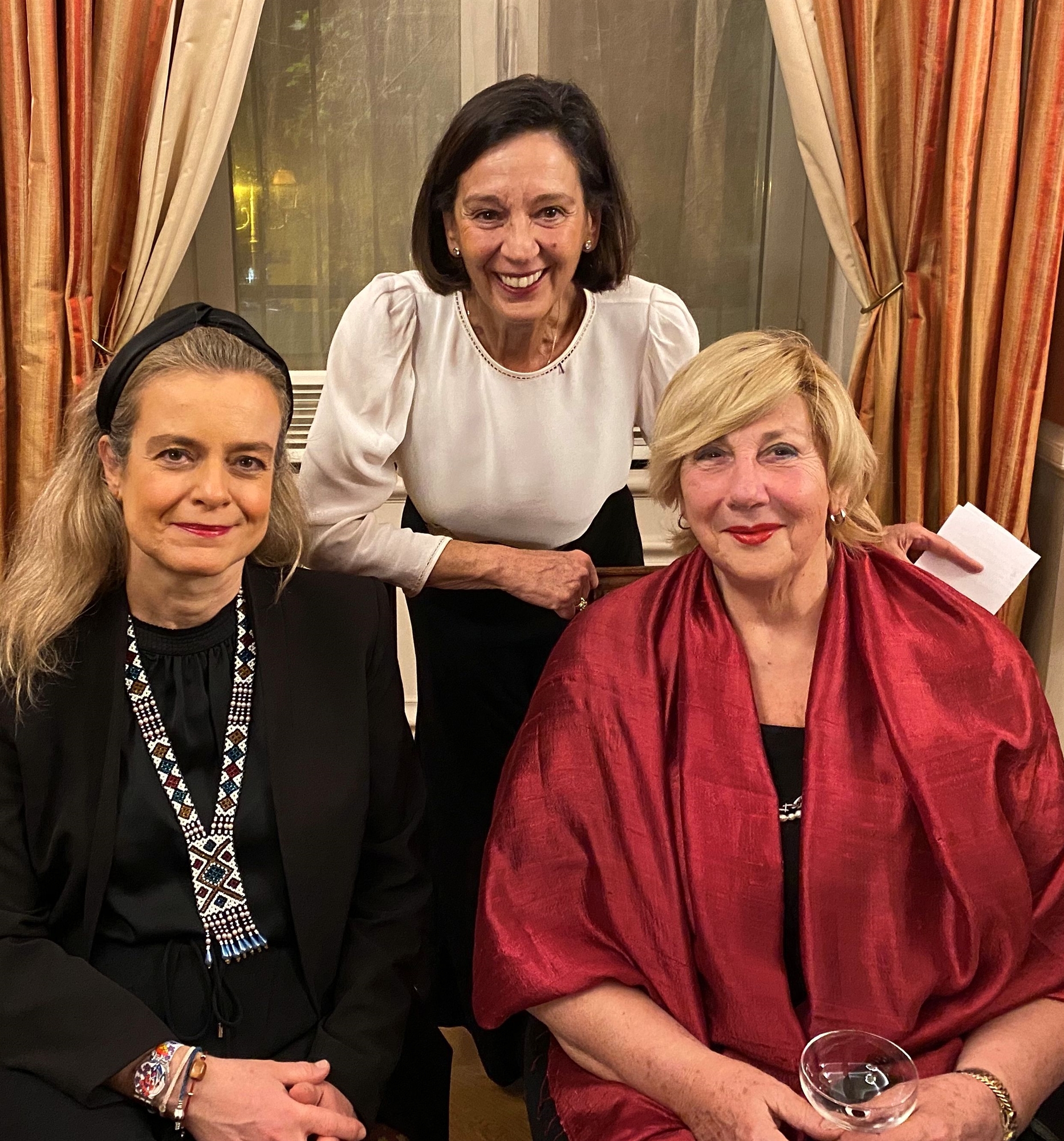 Ντεφιλέ με παραδοσιακές ενδυμασίες από το Λύκειο των Ελληνίδων στη γαλλική πρεσβεία-1