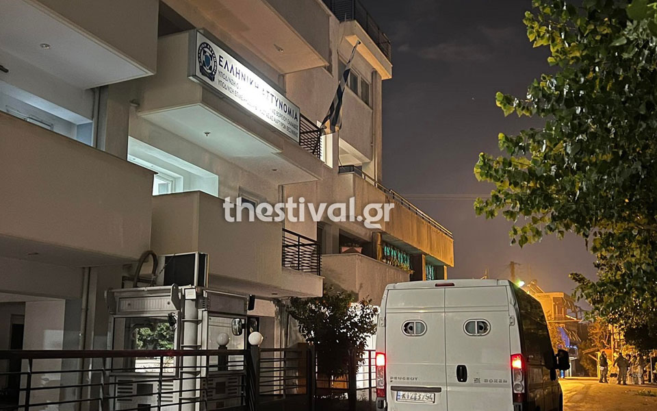 επίθεση-με-μολότοφ-στο-κτίριο-της-οικο-562173418