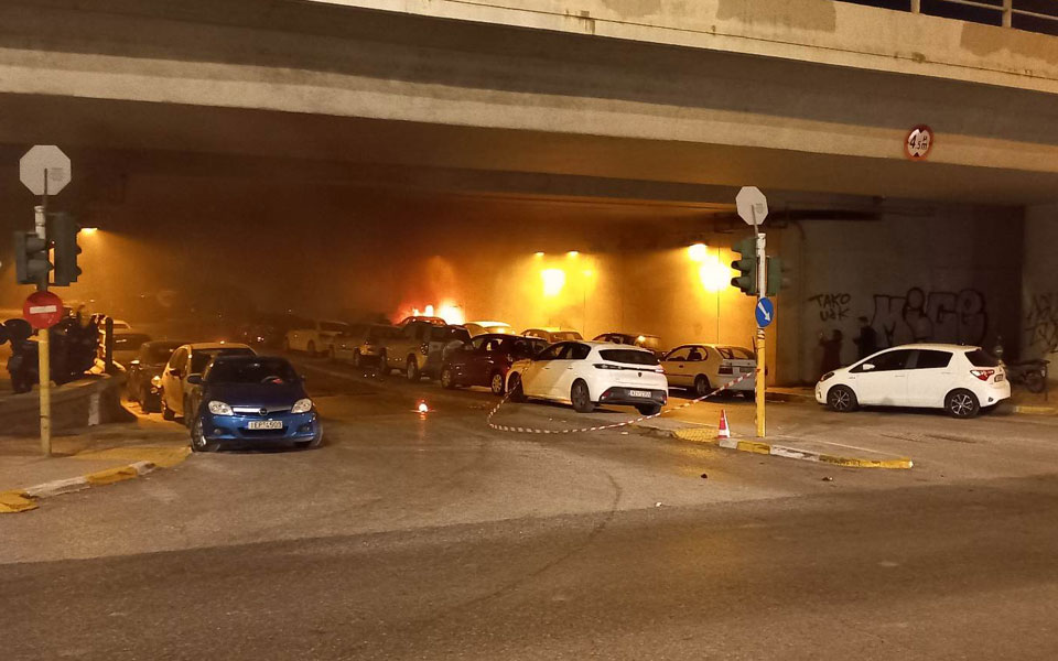 επεισόδια-στα-εξάρχεια-επίθεση-με-μολ-562171291