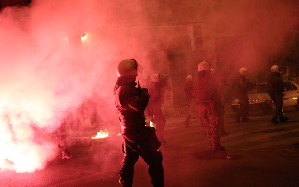 Επέτειος δολοφονίας Γρηγορόπουλου: Επεισόδια σε Εξάρχεια και Θεσσαλονίκη – Βροχή μολότοφ κατά των ΜΑΤ-9