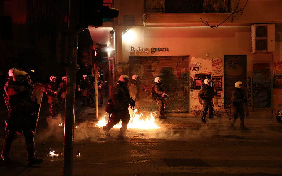 Επέτειος δολοφονίας Γρηγορόπουλου: Επεισόδια σε Εξάρχεια και Θεσσαλονίκη – Βροχή μολότοφ κατά των ΜΑΤ-1