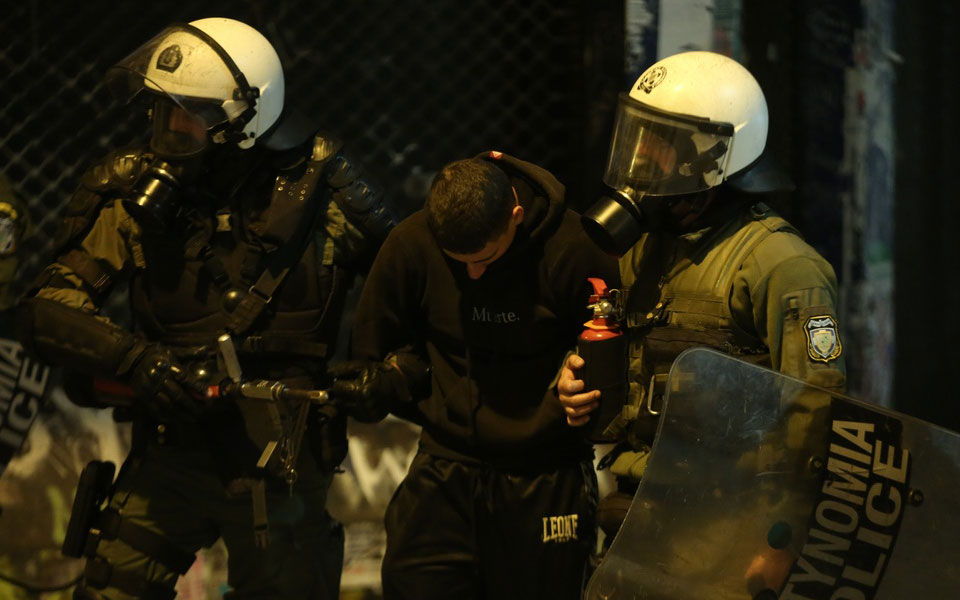 Επέτειος δολοφονίας Γρηγορόπουλου: Επεισόδια σε Εξάρχεια και Θεσσαλονίκη – Βροχή μολότοφ κατά των ΜΑΤ-5