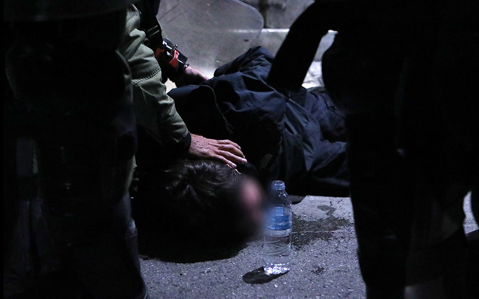 Επέτειος δολοφονίας Γρηγορόπουλου: Επεισόδια σε Εξάρχεια και Θεσσαλονίκη – Βροχή μολότοφ κατά των ΜΑΤ-6