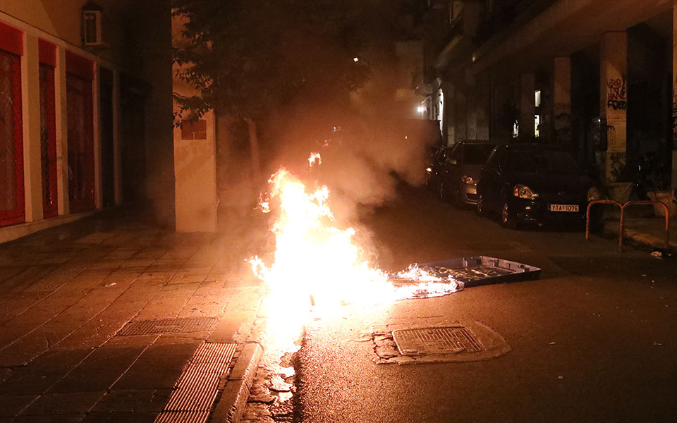 Επέτειος δολοφονίας Γρηγορόπουλου: Επεισόδια σε Εξάρχεια και Θεσσαλονίκη – Βροχή μολότοφ κατά των ΜΑΤ-7