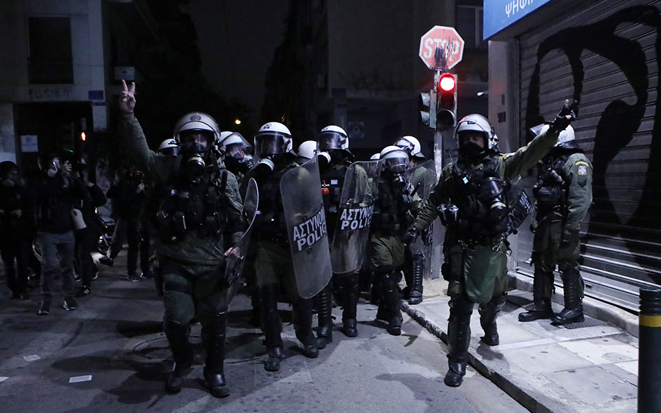 Επέτειος δολοφονίας Γρηγορόπουλου: Επεισόδια σε Εξάρχεια και Θεσσαλονίκη – Βροχή μολότοφ κατά των ΜΑΤ-8