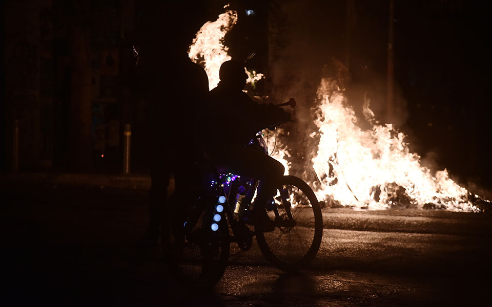 Επέτειος δολοφονίας Γρηγορόπουλου: Επεισόδια σε Εξάρχεια και Θεσσαλονίκη – Βροχή μολότοφ κατά των ΜΑΤ-10