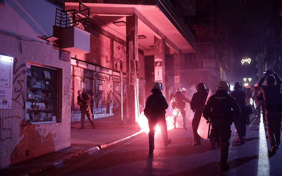 Επέτειος δολοφονίας Γρηγορόπουλου: Επεισόδια σε Εξάρχεια και Θεσσαλονίκη – Βροχή μολότοφ κατά των ΜΑΤ-3