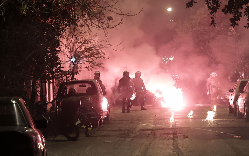 Επέτειος δολοφονίας Γρηγορόπουλου: Επεισόδια σε Εξάρχεια και Θεσσαλονίκη – Βροχή μολότοφ κατά των ΜΑΤ-2