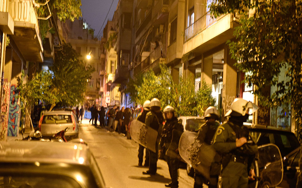 εξάρχεια-χειροπέδες-σε-18χρονο-για-τη-χ-562178002