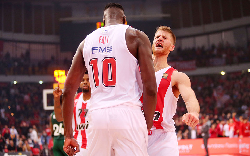 ερυθρόλευκο-το-ντέρμπι-ολυμπιακός-562171378