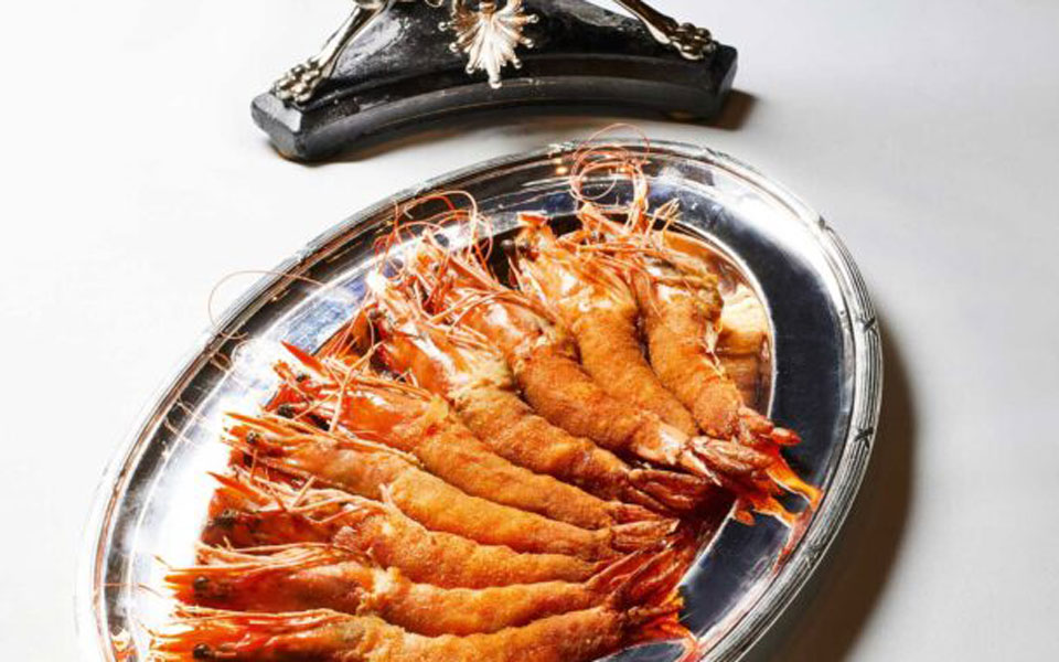 γαρίδες-πανέ-σερβιρισμένες-με-σάλτσα-562178140