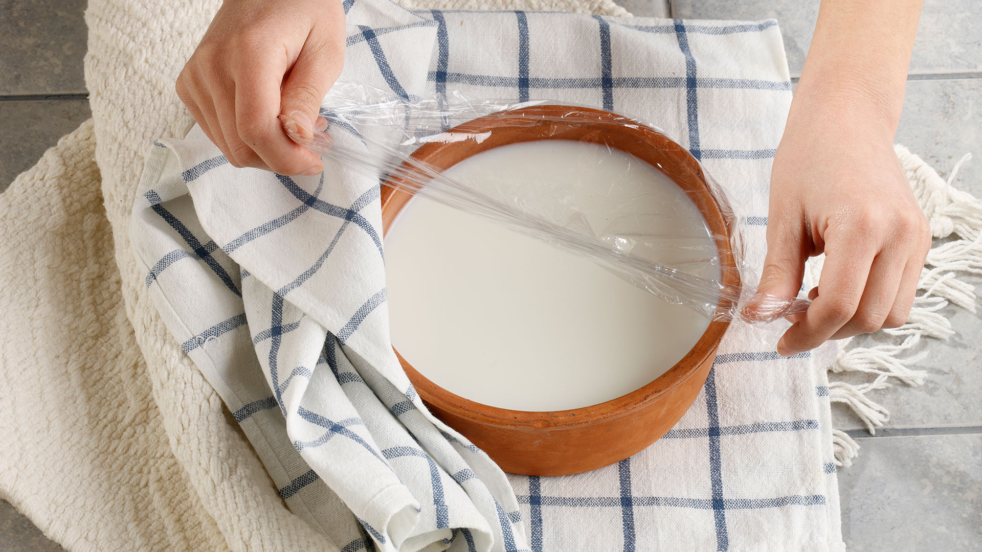 πώς-φτιάχνουμε-γιαούρτι-σπιτικό-βήμα-562186684