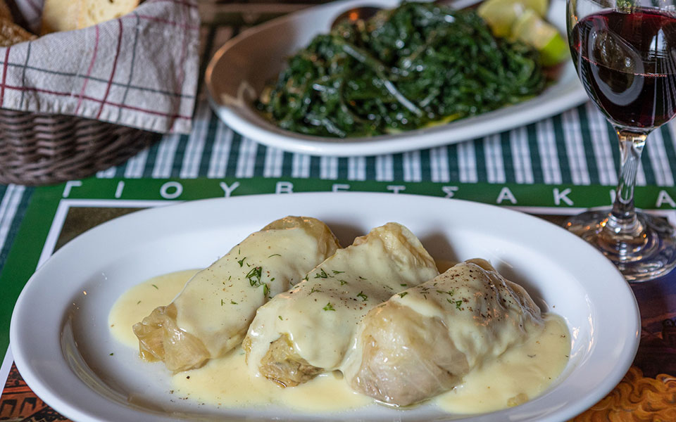 στα-γιουβετσάκια-για-να-φας-λαχανοντο-562181461