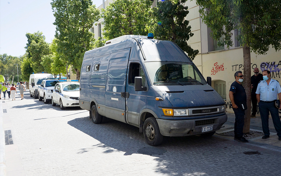 ηράκλειο-απολογούνται-τα-δυο-αδέρφια-562186744