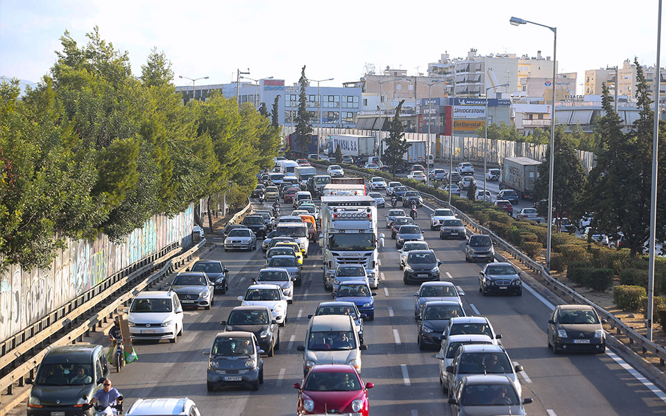 κίνηση-στους-δρόμους-στο-κόκκινο-ο-κ-562183417