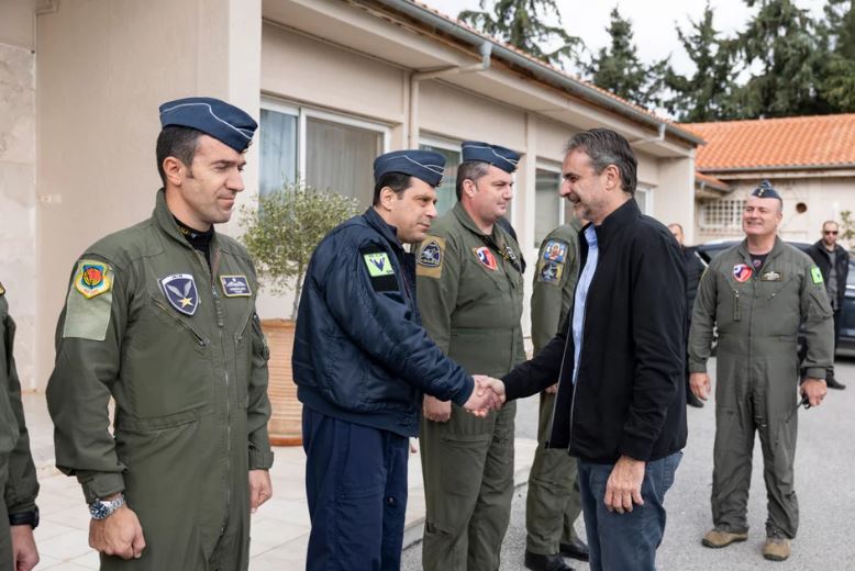 Στην 115 Πτέρυγα Μάχης ο Μητσοτάκης: «Έχουμε ενισχύσει την αποτρεπτική μας δυνατότητα»-2