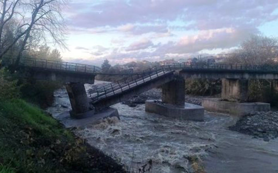 άρτα-κατέρρευσε-γέφυρα-στα-γκούρα-κομ-562181716