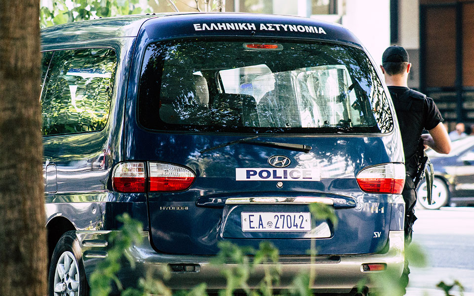 σύνταγμα-εμφανίστηκαν-στην-αστυνομί-562196521